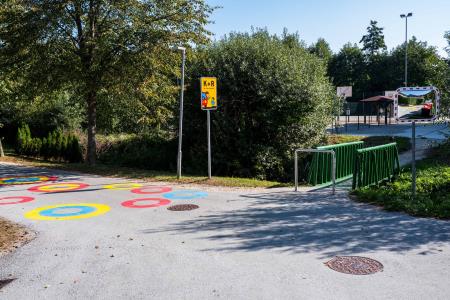 Arhitekturno oblikovane talne označbe za varnost otrok pri Podružnični šoli Višnja 1